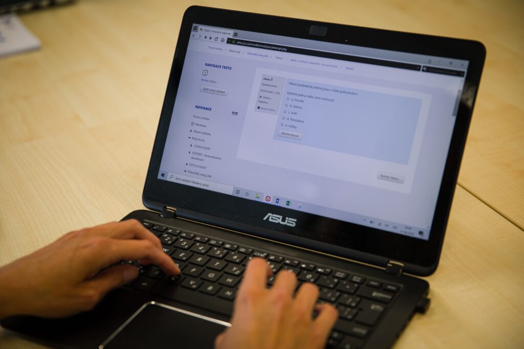 Příklady dobré praxe on-line výuky na ZČU - 17. díl (Distanční ověřování výsledků učení)